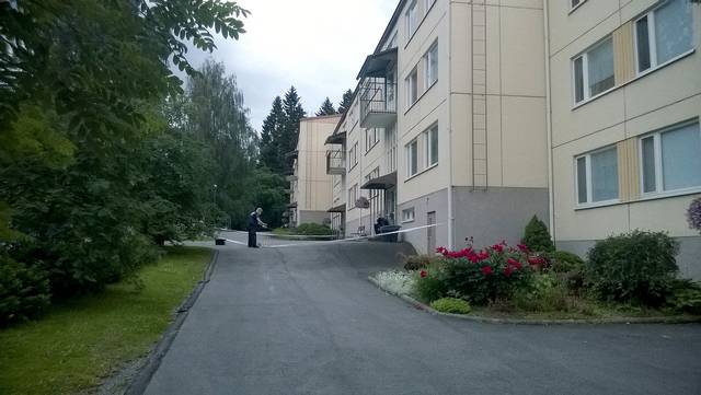 Pilkotunmäenkadulla tapahtuneessa ampumisessa loukkaantunut nainen menehtyi maanantaiaamuna. Kuva: Veera Malin