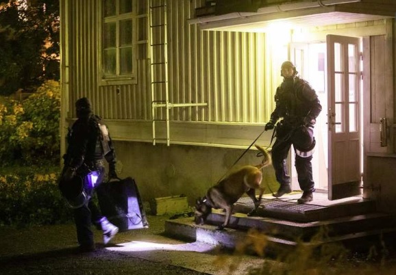 Poliisi tutki tapausta puukerrostalossa Tammelassa. Taloyhtiössä on Tampereen seudun nuorisoasuntoja. Kuva Jukka Ritola.