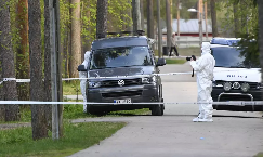 Tutkijoita Kaukovainion kalmon löytöpaikalla su-iltana.png