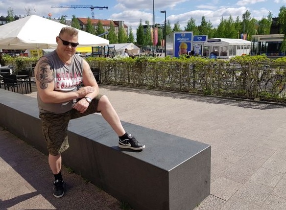 Nyt kehtaa käyttää sortseja: Late Johansson esittelee pannatonta nilkkaansa Mikkelin torilla. Kuva Risto Kunnas.