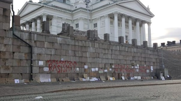 Helsingin tuomiokirkon tukimuuri oli töhritty punaisella maalilla. SANTERI ROUHIAINEN