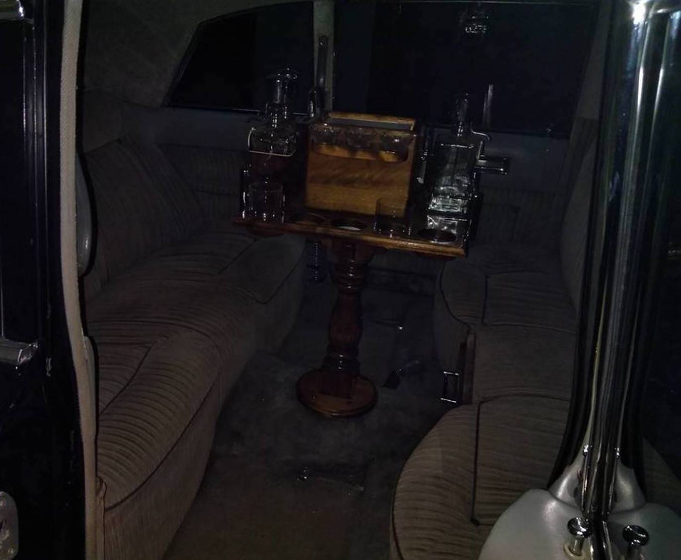 Cadillac FLEETWOOD Limousine, 1964 backseat.jpg
