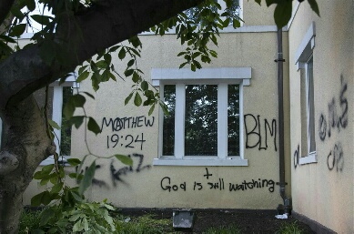 BLM töhri ja yritti polttaa jopa historiallisen St.John's kirkon, missä useat US presidentit kävivät.jpg