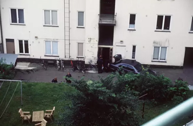 Poliisi tutki heinäkuussa 1998 kampaajan autoa, jonne hän oli yrittänyt piilottaa uhrin ruumiin.