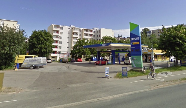 Asemansillan Neste. Kuva googlemaps. Pyöräilijä ei liity tapaukseen.