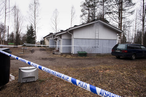 Suomelanpolulta sijaitsevasta yksityisasunnosta löytyi kuollut nainen. (PEKKA LASSILA / KAINUUN SANOMAT)