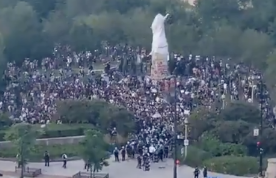 Sadat väkivaltaiset mellakoitsijat yrittivät kaataa Columbuksen patsasta siinä onnistumatta.png