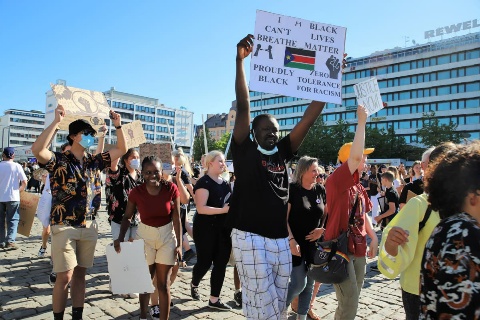 Yleisöä Black lives Matter -mielenilmauksessa Vaasassa<br />Black Lives Matter -mielenosoituksia on kesällä järjestetty myös ympäri Suomea. Kuva Vaasan kauppatorilta 11. kesäkuuta.Merja Siirilä / Yle
