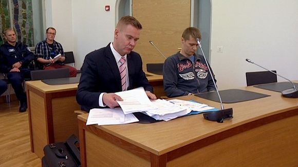 tuomittu ja asianajaja käräjillä<br />34-vuotias haminalaismies sai Kymenlaakson käräjäoikeudessa tuomion entisen vaimonsa taposta. Kuva: Mika Moksu / Yle