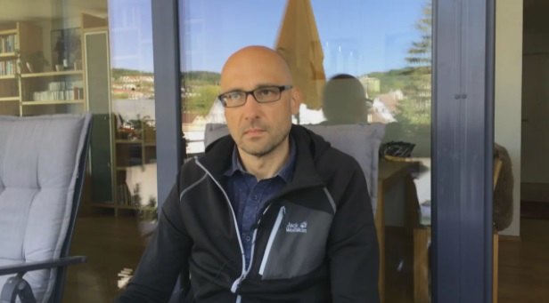 Thomas Schmid asuntonsa parvekkeella toukokuussa 2020. Suvi Turtiainen / Yle