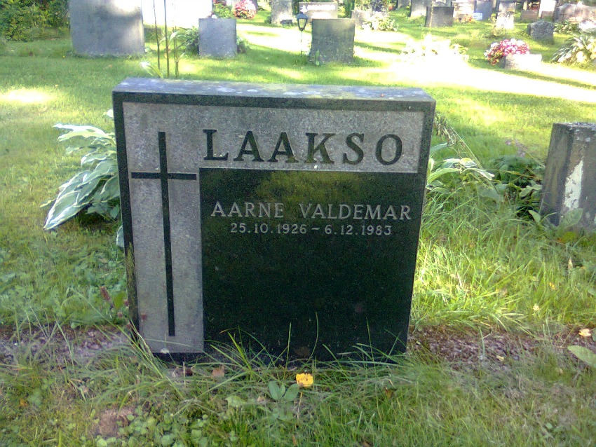 Lepää rauhassa. Vaikka konna olitkin. Kuva ja kukka DL Media Inc