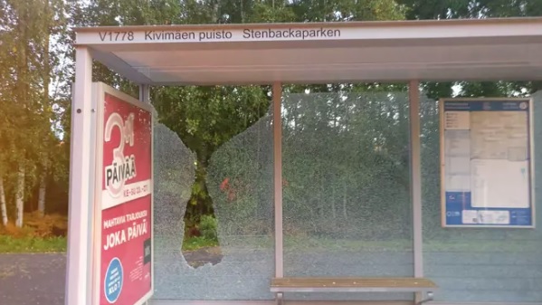 Kivimäen puiston pysäkistä oli hajotettu lähes kaikki lasit.KUVA: SARI NIEMI