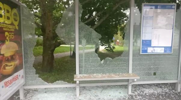 Karkaistu turvalasi murenee rikkoutessaan pieniksi murusiksi, jotka voivat levitä laajalle.KUVA: SARI NIEMI.