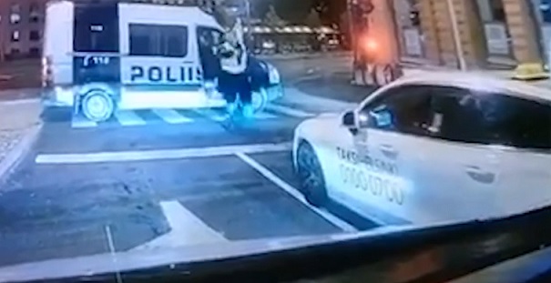 Taksi_Helsinki_ajossa.jpg