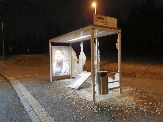 pysäkkikatos rikottu.jpg