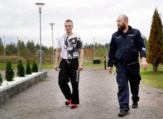 Elinkautisvanki Tony Arola on istunut tuomiotaan Köyliön lisäksi Turussa ja Kylmäkoskella. Satakuntaan hän siirtyi kaksi vuotta sitten. Veljensä kanssa he ovat Köyliön suljetun osaston pitkäaikaisimmat vangit. Vieressä rikosseuraamusesimies Paavo Huhtinen, joka on työskennellyt Köyliön vankilassa vuodesta 2017. Kuva Kari Mankonen / SK