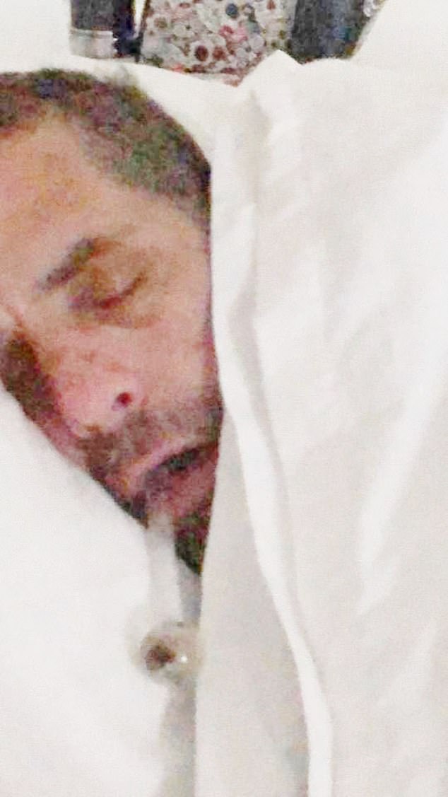 Hunter Biden tirsaa rakkaansa kanssa.jpg
