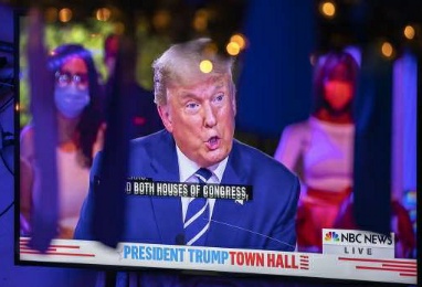Kuvassa oikealla näkyvä Trumpin ajatuksille nyökytellyt musta nainen TDS-lynkkareiden hampaissa.jpg