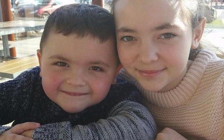Angela Jakov (oik) kuoli ja hänen 3-vuotias veljensä Dimitri (vas) loukkaantui vakavasti. Kuva leparisien.fr / DR