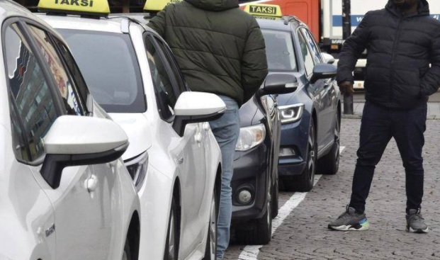 Helsingin keskustassa on vuonna 2018 voimaan tulleen taksiuudistuksen jälkeen huomattavasti aiempaa enemmän takseja. JUSSI NUKARI / LEHTIKUVA