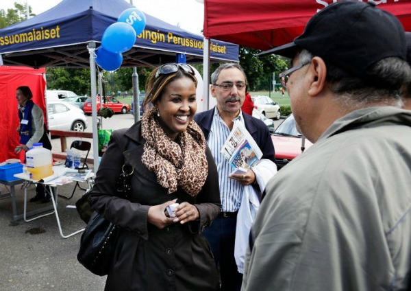 Kokoomuksen ensikertalaisehdokas Saido Mohamed (vas.) kiersi sunnuntaina Pitäjänmäen kuntavaaliteltoilla. Palestiinasta 25 vuotta sitten Suomeen kotiutunut Usama Abo Ramadan (oik.) ei juuri osallistu politiikkaan kielimuurin takia. Ben Zyskowicz on Mohamedin kampanjapäällikkö.