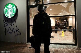 Portland- Blm sanoo että kaikki kytät ovat huoranpenikoita, tuhosivat samalla kahvilan ja yliopistoa.jpg