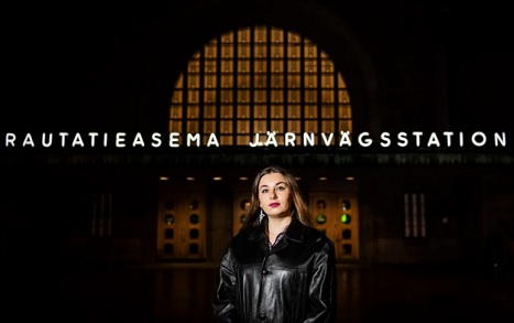 Linda-Maria Roine eli teinivuosiaan Rautatieasemalla kymmenen vuotta sitten. Nyt hän palasi Steissille kysyäkseen nuorilta, miltä uutisointi väkivallasta ja varastelusta tuntuu. Silja Viitala / Yle