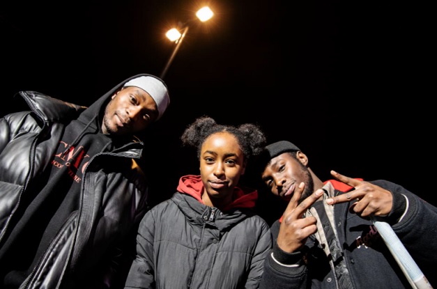 Kuvassa poseeraavat Shakur Ahimana, Amina Ciyow ja Nicolas Anelka  Helsingin keskustassa 11. marraskuuta 2020.<br />Nicolas Anelkan mielestä uutisissa turhaan maalaillaan kauhukuvia nuorisolevottomuuksista Amerikan malliin. Silja Viitala / Yle