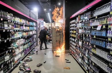 Protestit yltyivät myös hyökkäyksiksi Carrefourin liikkeisiin. Kuva on São Paulosta.Fernando Bizerra / EPA
