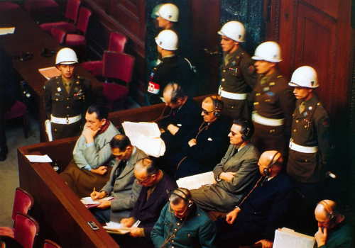 Syytettyjä natsijohtajia vartijoiden ympäröimänä Nürnbergin oikeudenkäynnissä.jpg