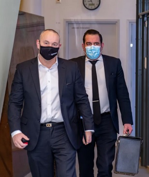 Kanteeseen vastaa United Brotherhoodin johtajaksi väitetty Tero Holopainen (vas.). Taaempana Holopaisen avustaja Ilkka Ukkonen. Kuva Petteri Bülow / YLE.