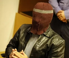 Lukuisista lapsiin ja nuoriin kohdistuneista seksuaalirikoksista syytetty ”Enona” tunnettu mies kuvattiin Helsingin käräjäoikeudessa lokakuussa 2019.­KUVA: JOONAS SALO / IS