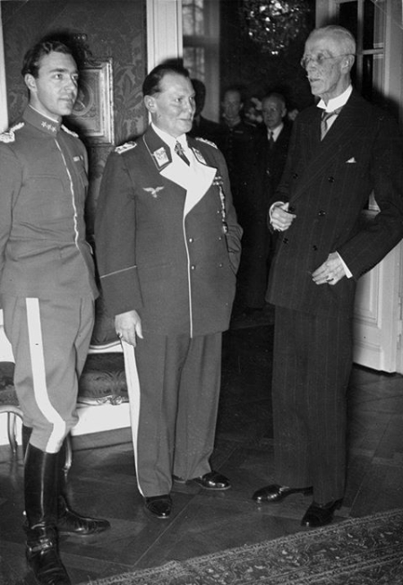 Keskellä seisova Hermann Göring tapasi helmikuussa 1939 Ruotsin kuninkaan Gustav V ja tämän pojan Gustav Adolfin.jpg