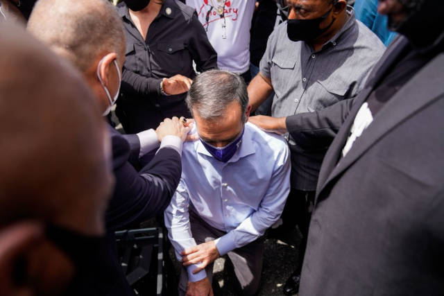 Garcetti takes a knee, siinäpä vasta johtaja.