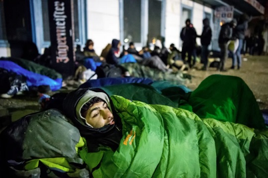 Ryhmä Unkariin pyrkiviä maahanmuuttajia makuupusseissa Kelebian rajakaupungissa Serbiassa helmikuussa 2020.Zoltan Balogh / EPA