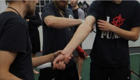 vasemmistoterroristit treenaa puukotusta.jpeg