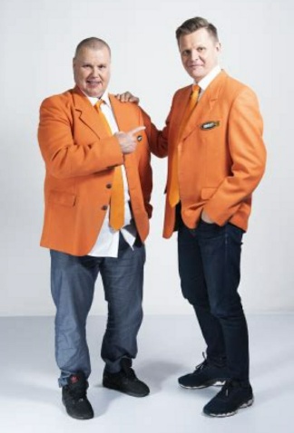 Oranssitakkiset hlöt syyttelivät toisiaan.jpg
