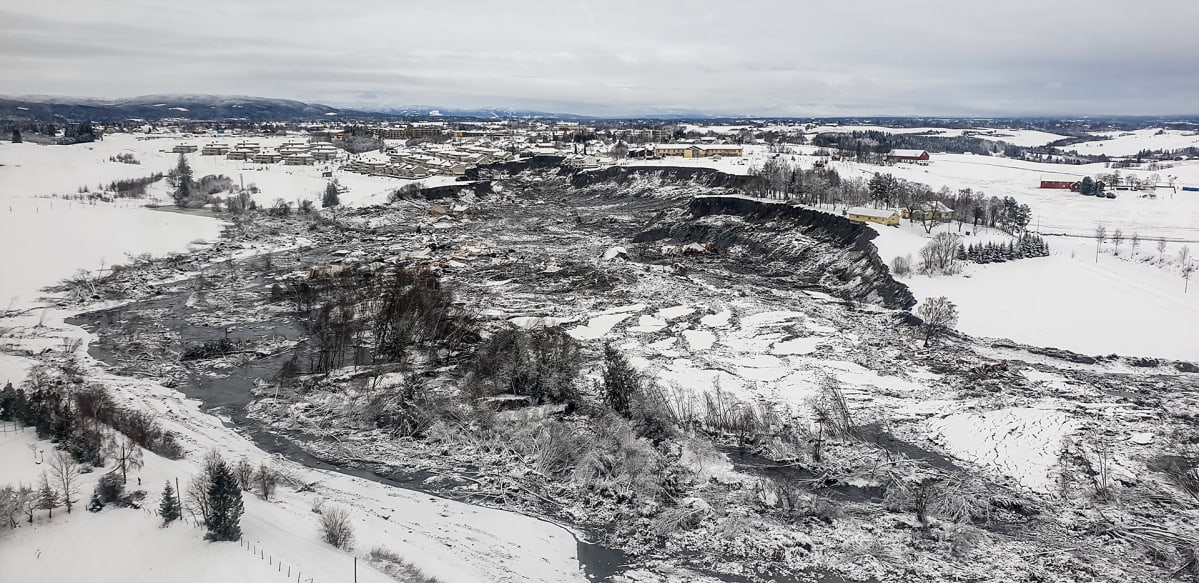 Kuva on otettu lounaasta ja näyttää koko maanvyöryalueen laajuuden. Norjan vesi- ja energiaministeriön kuva uudenvuodenaatolta..jpg