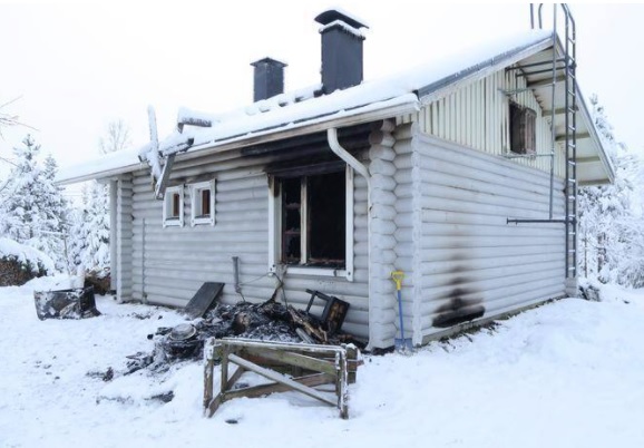 SIsältä ja yläpohjasta palaneen hirsitalon sisältä löytyi menehtynyt nainen. POLIISI