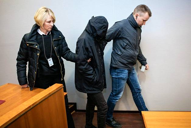 Toista epäillyistä tuotiin vangitsemisoikeudenkäyntiin Pirkanmaan käräjäoikeudessa Tampereella joulukuussa 2015. (KUVA: ANNI REENPÄÄ / LEHTIKUVA)