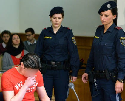 Ikävät Itävaltalaisnaiset tuijottivat pedofiiliraiskari-Amirin kyyryyn.jpg