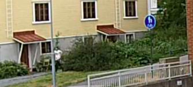 Valvontakameran kuva kertoo, miten 16-vuotias pakenee rikospaikalta pian veritekojen jälkeen.­KUVA: POLIISI