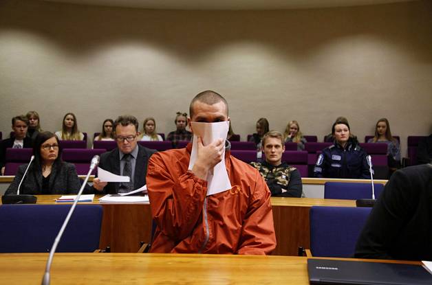 Murhasta syytetty mies peitti kasvonsa oikeudessa papereilla. (KUVA: Reijo Hietanen)