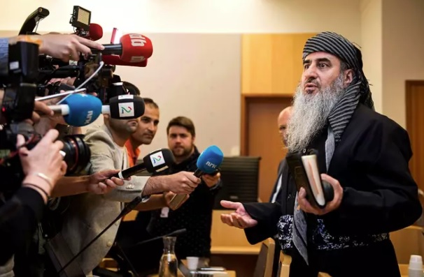 Mullah Krekar puhui medialle Oslon käräjäoikeudessa heinäkuussa 2019. Islamistisaarnaaja tuomittiin Norjassa viiden vuoden vankeustuomioon tappouhkauksista.KUVA: CARINA JOHANSEN / REUTERS