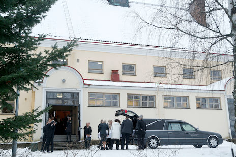 Imatran kaupunginvaltuuston puheenjohtaja Tiina Wilén-Jäppinen siunattiin Tainionkosken kirkossa. Kuva: Anssi Kemppinen