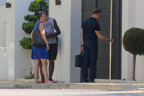 Esa avaamassa Nikon entisen asunnon ovea Marbellassa. Muuttotalkoissa mukana Susanna Ranta-aho sekä Mika Toppari.jpg