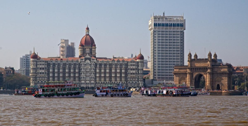 Kuvan vasemmassa osassa näkyvä Taj Mahal Hotel rakennettiin 1900-luvun alussa eli brittivallan aikana Intian Bombayhin.jpg