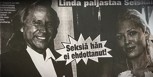 Nygård kestohymyilee. Kuvakaappaus uutisen videolta.