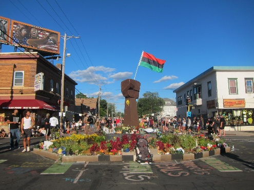 Huume- ja väkivaltarikollisen muistoaukea, George Floyd square.jpg