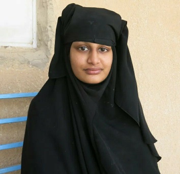 Shamima Begum vuonna 2019 muslimikaavussaan.jpg